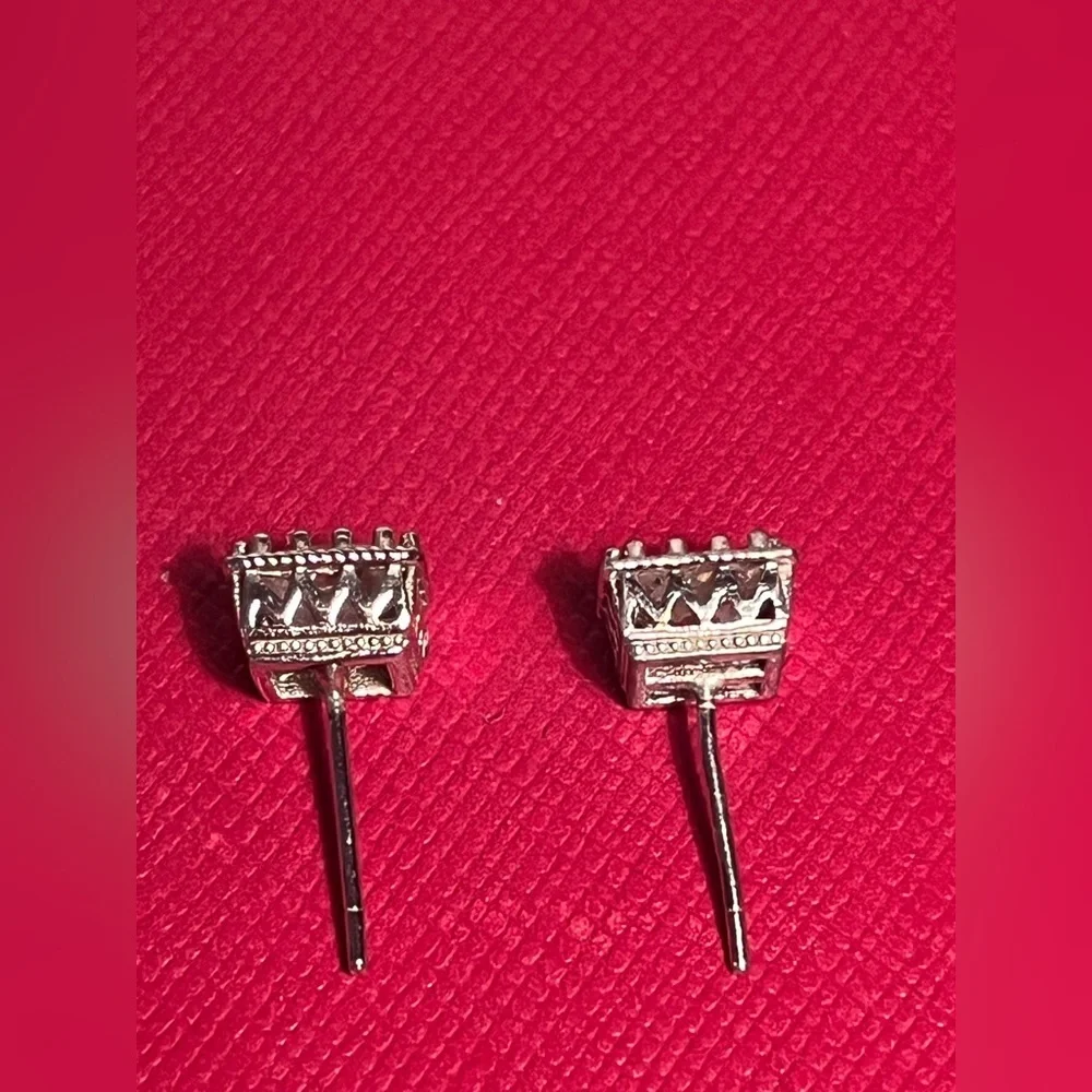 Elegant Silver Stud Earrings ❤️❤️ no box !
